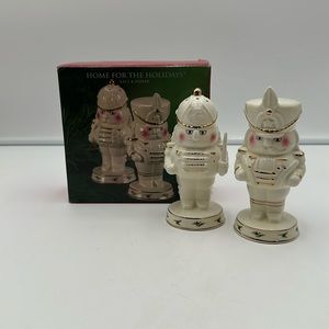 1999 HOME FOR THE HOLIDAYS Toy Soldier Salt & Pepper Shakers Holly with box